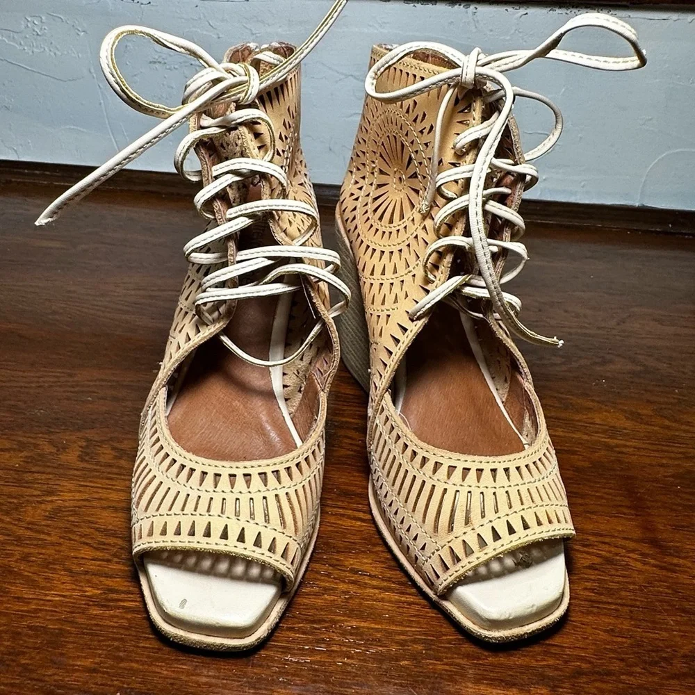 Jeffrey Campbell Rodillo Sandals Wedge Laser Cut Leather Size 7 Beige